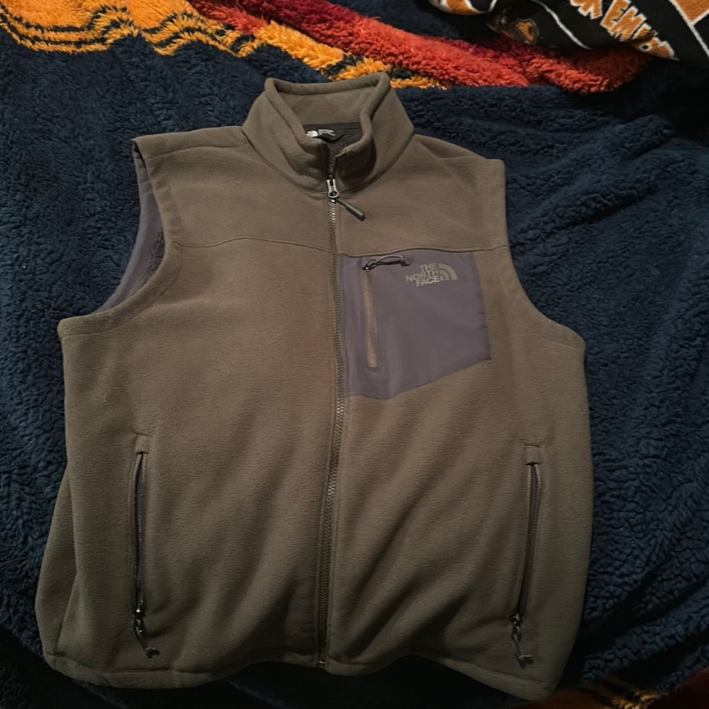 Men’s large north face vest